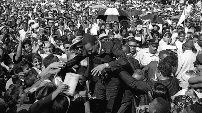 Dr. King amid a crowd in Chicago
