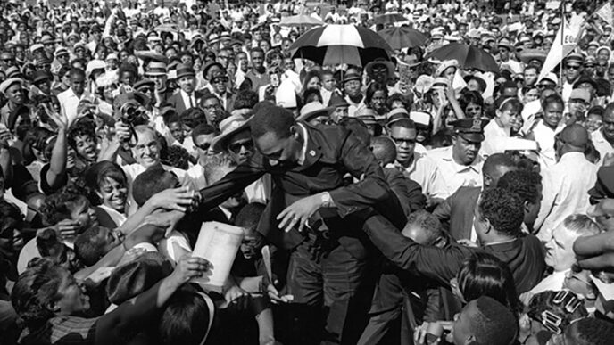 Dr. King amid a crowd in Chicago.
